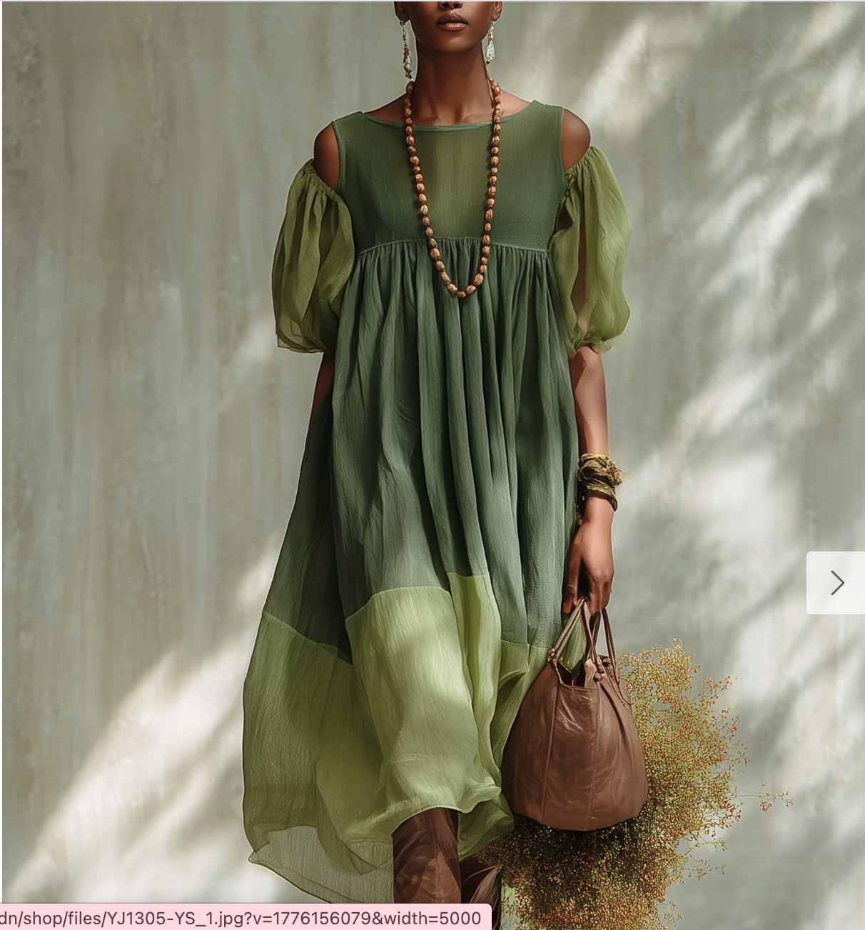 Abito midi verde in chiffon con spalle scoperte e maniche corte