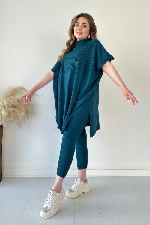 Completo da donna a due pezzi in maglia elasticizzata (top + pantaloni).