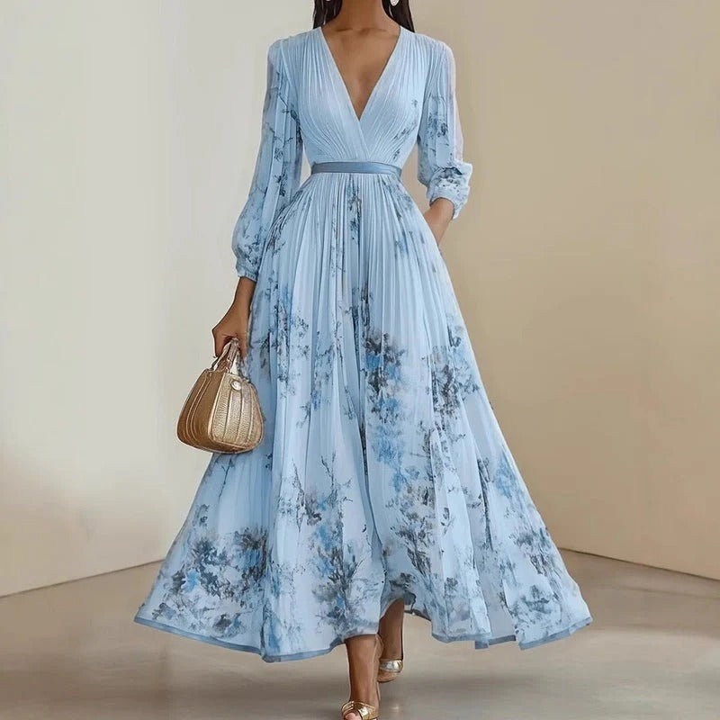 Elegante abito lungo plissettato con scollo a V e stampa floreale.