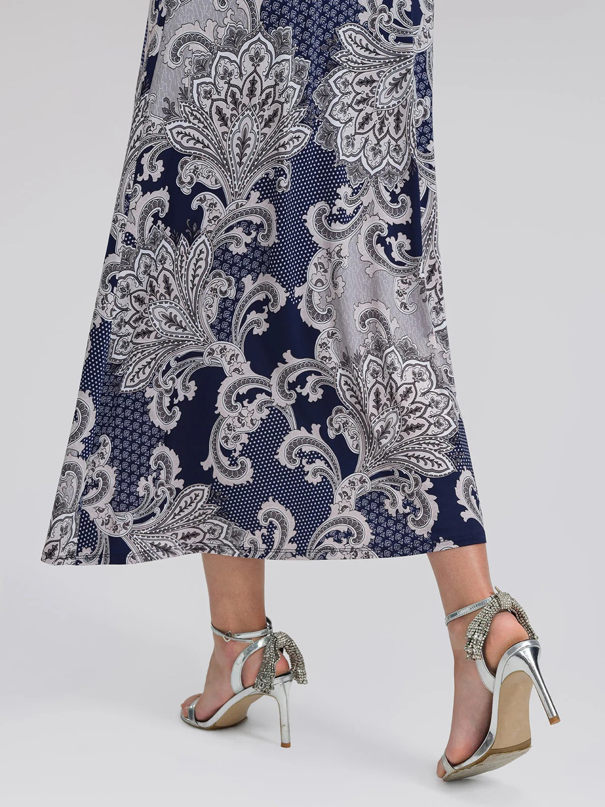 Abito con scollo a V e vita incrociata con stampa paisley