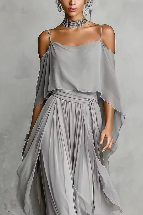 Completo grigio in chiffon composto da canotta svasata a spalle scoperte e pantaloni fluidi