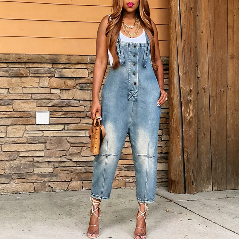 Salopette da donna in denim affusolata con bottoni sul davanti