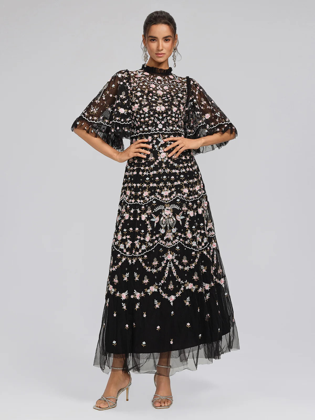 Abito in tulle con volant e ricami floreali