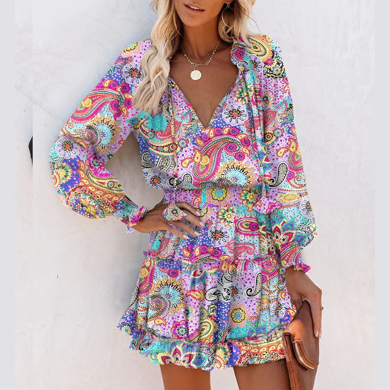 Mini abito da donna con scollo a V, maniche lunghe e orlo a balze.