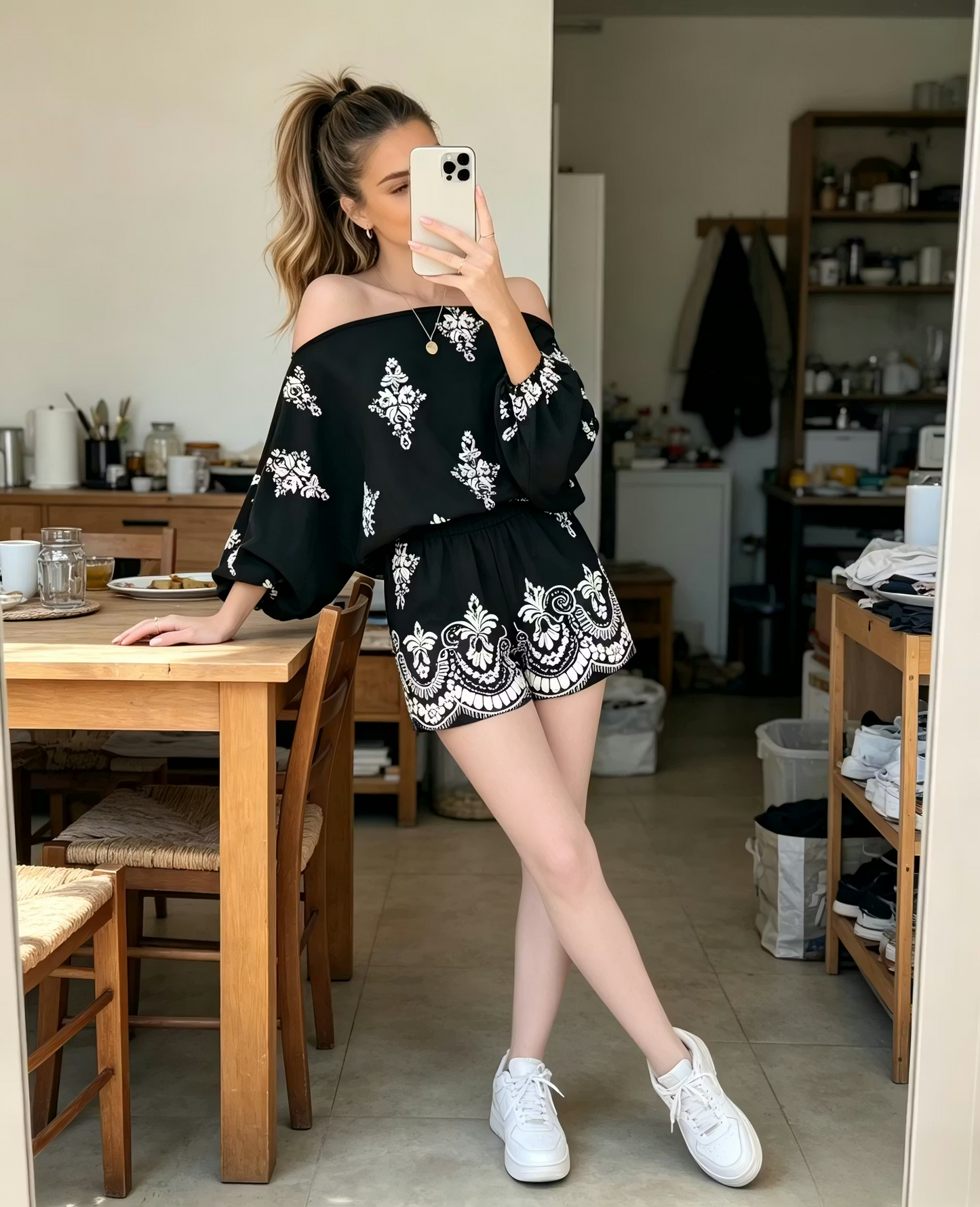 Completo due pezzi da donna con stampa vintage, top a spalle scoperte con maniche a pipistrello e shorts a vita alta, casual, ideale per le vacanze.
