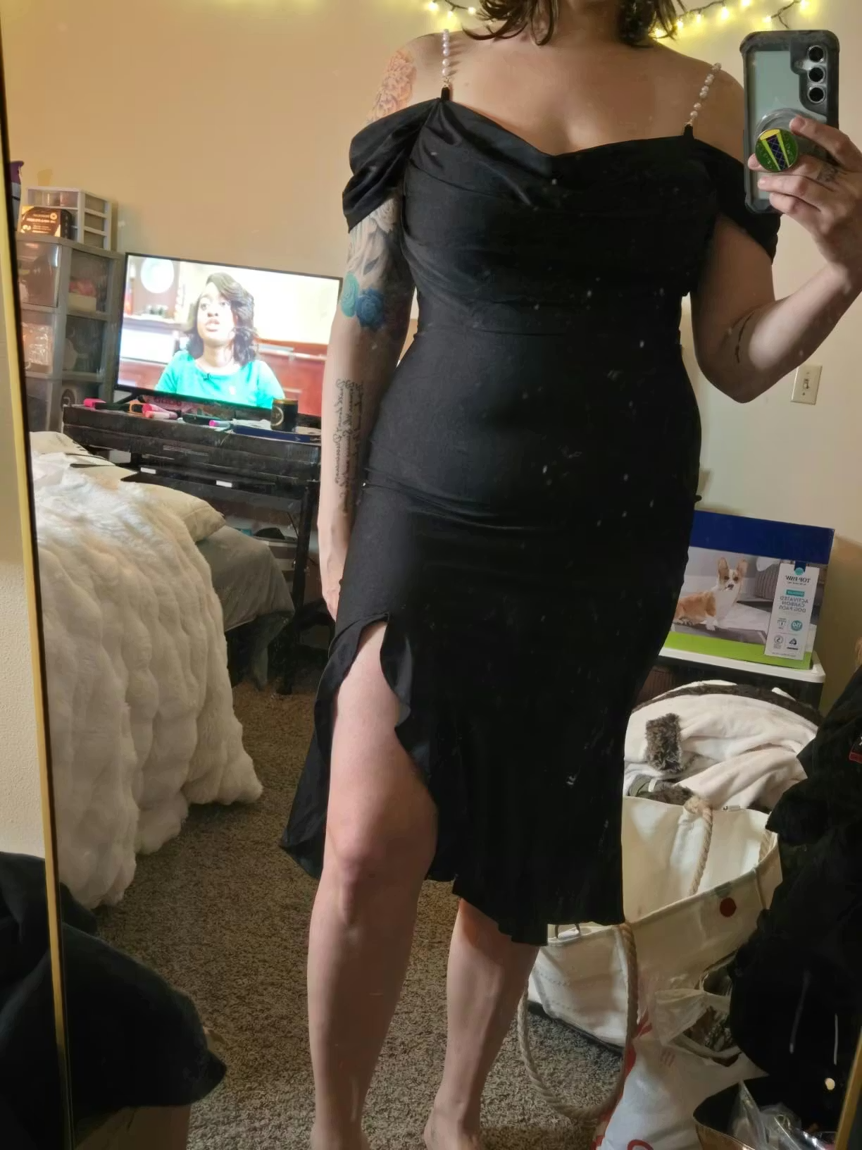 Abito da donna a spalle scoperte in rete, con spalline di perle, drappeggio, aderente, orlo a balze e spacco, perfetto per feste serali.