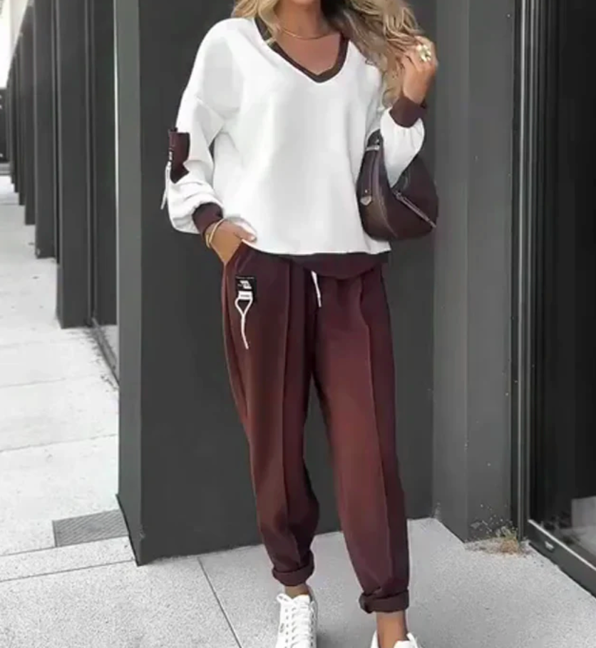 Completo composto da felpa con cappuccio e pantaloni da jogging a blocchi di colore