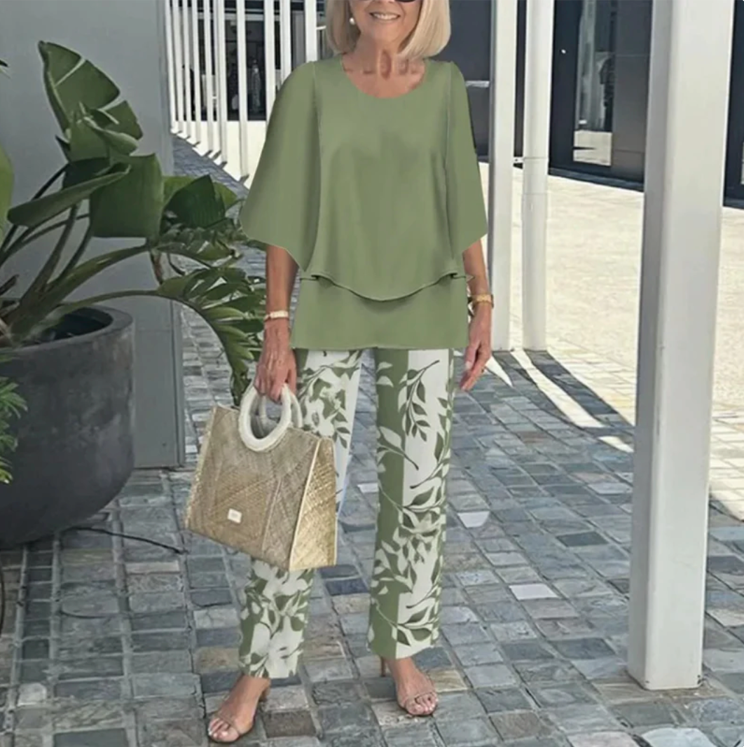- Completo da donna composto da pantaloni stampati e top girocollo.