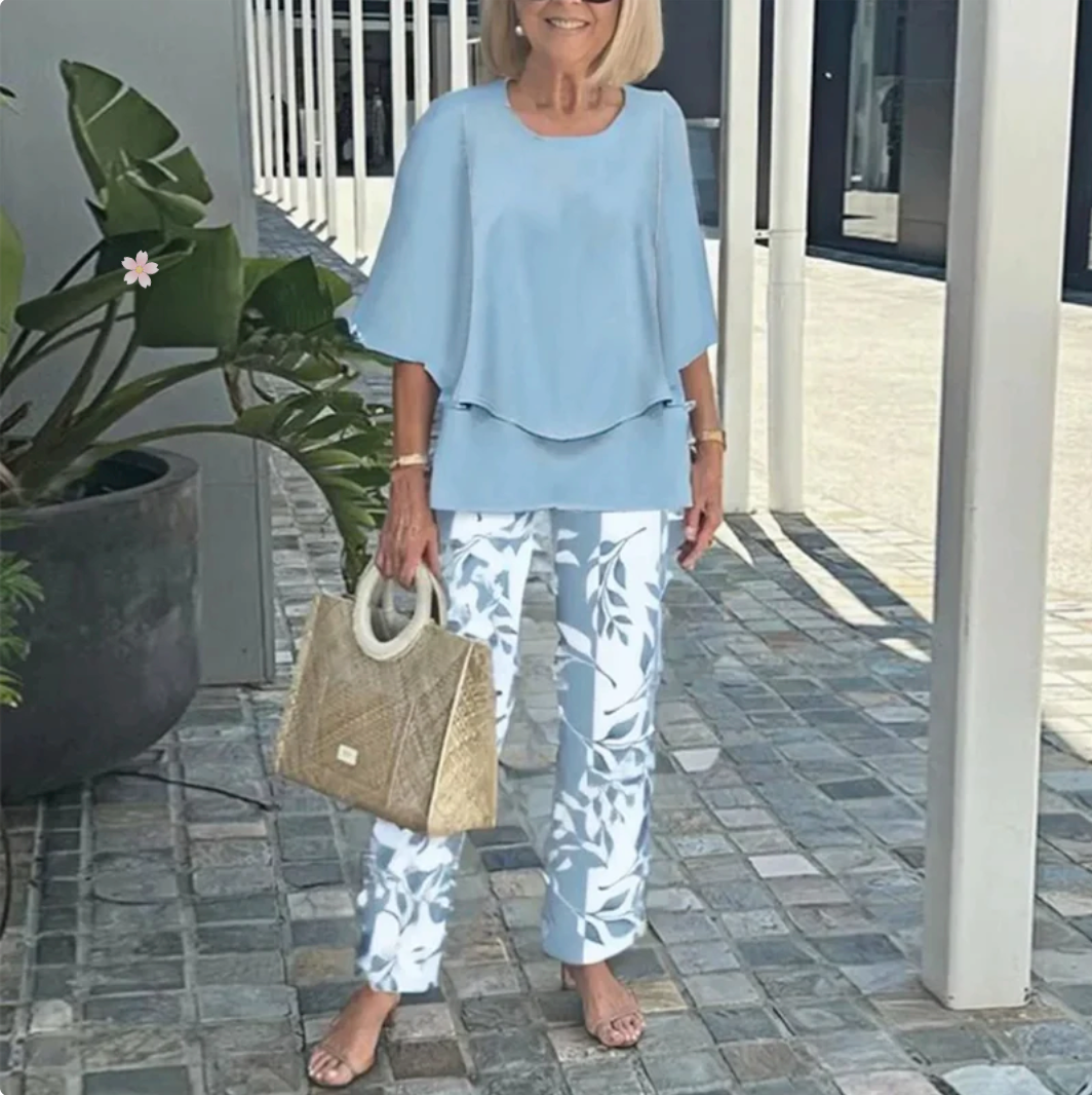 - Completo da donna composto da pantaloni stampati e top girocollo.