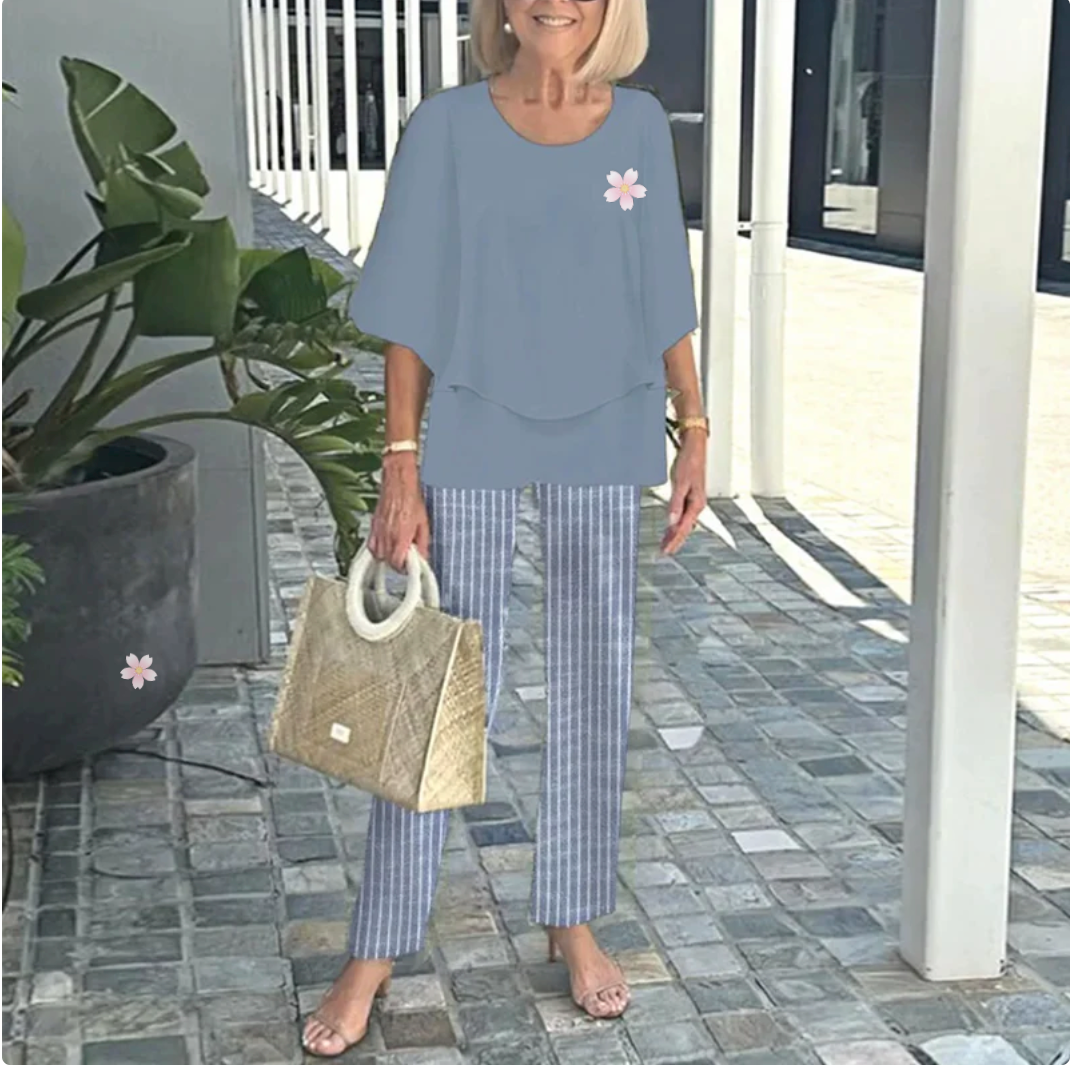 - Completo da donna composto da pantaloni stampati e top girocollo.