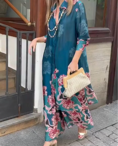 Completo due pezzi comodo e ampio con camicia lunga e pantaloni a stampa floreale.