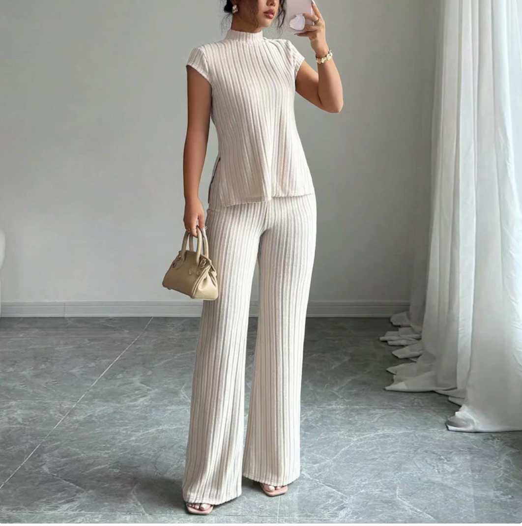 Completo a due pezzi composto da un elegante top a collo alto e pantaloni a gamba larga.