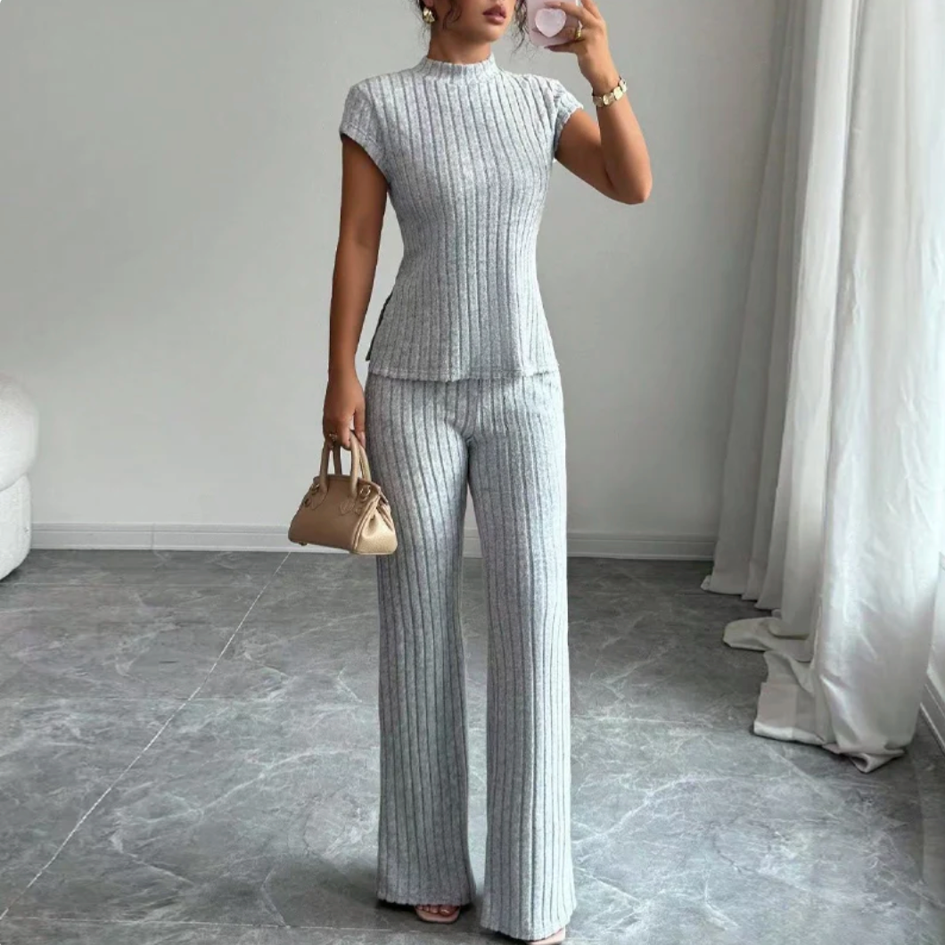 Completo a due pezzi composto da un elegante top a collo alto e pantaloni a gamba larga.