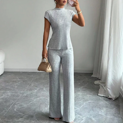 Completo a due pezzi composto da un elegante top a collo alto e pantaloni a gamba larga.