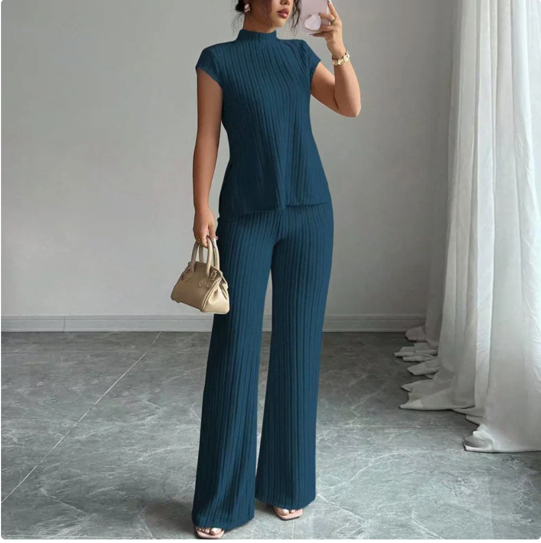 Completo a due pezzi composto da un elegante top a collo alto e pantaloni a gamba larga.