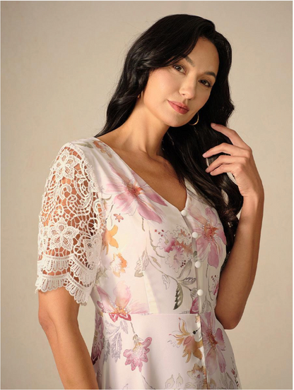 Abito a trapezio in chiffon floreale con maniche in pizzo.