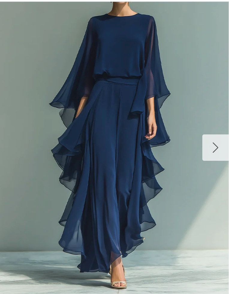 Completo composto da top a maniche a campana in chiffon blu navy e pantaloni a gamba dritta con volant.