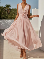 Abito lungo rosa a trapezio senza maniche in chiffon plissettato con scollo a V e stampa floreale 3D.