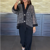 Completo da donna composto da cardigan con scollo a V e paillettes e pantaloni a gamba larga.
