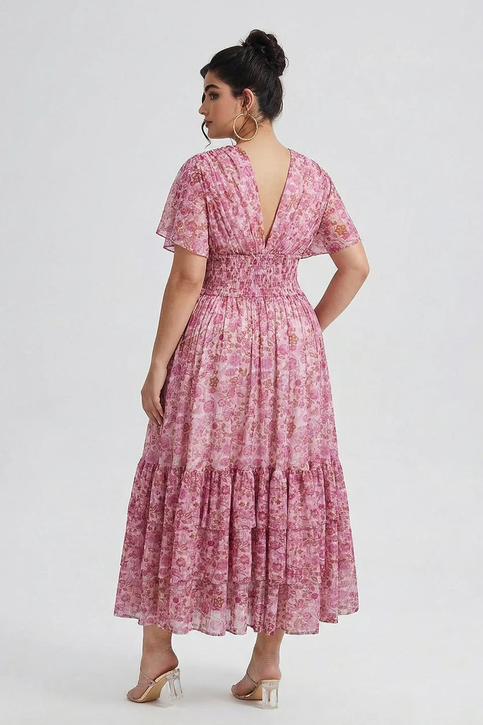 Abito lungo Plus Size con stampa floreale, vita arricciata e maniche a volant.