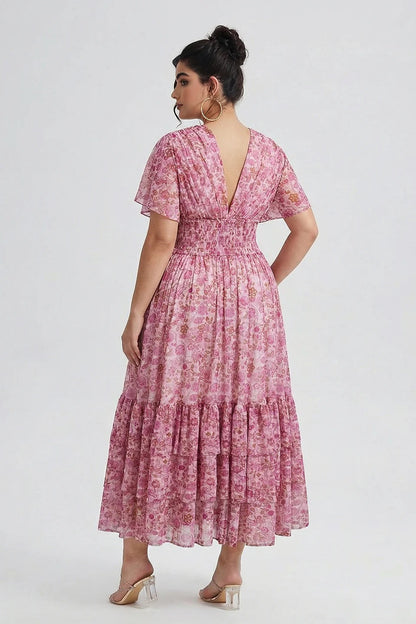 Abito lungo Plus Size con stampa floreale, vita arricciata e maniche a volant.