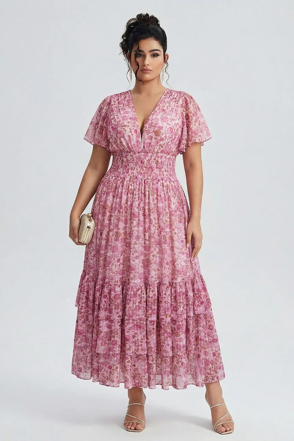 Abito lungo Plus Size con stampa floreale, vita arricciata e maniche a volant.