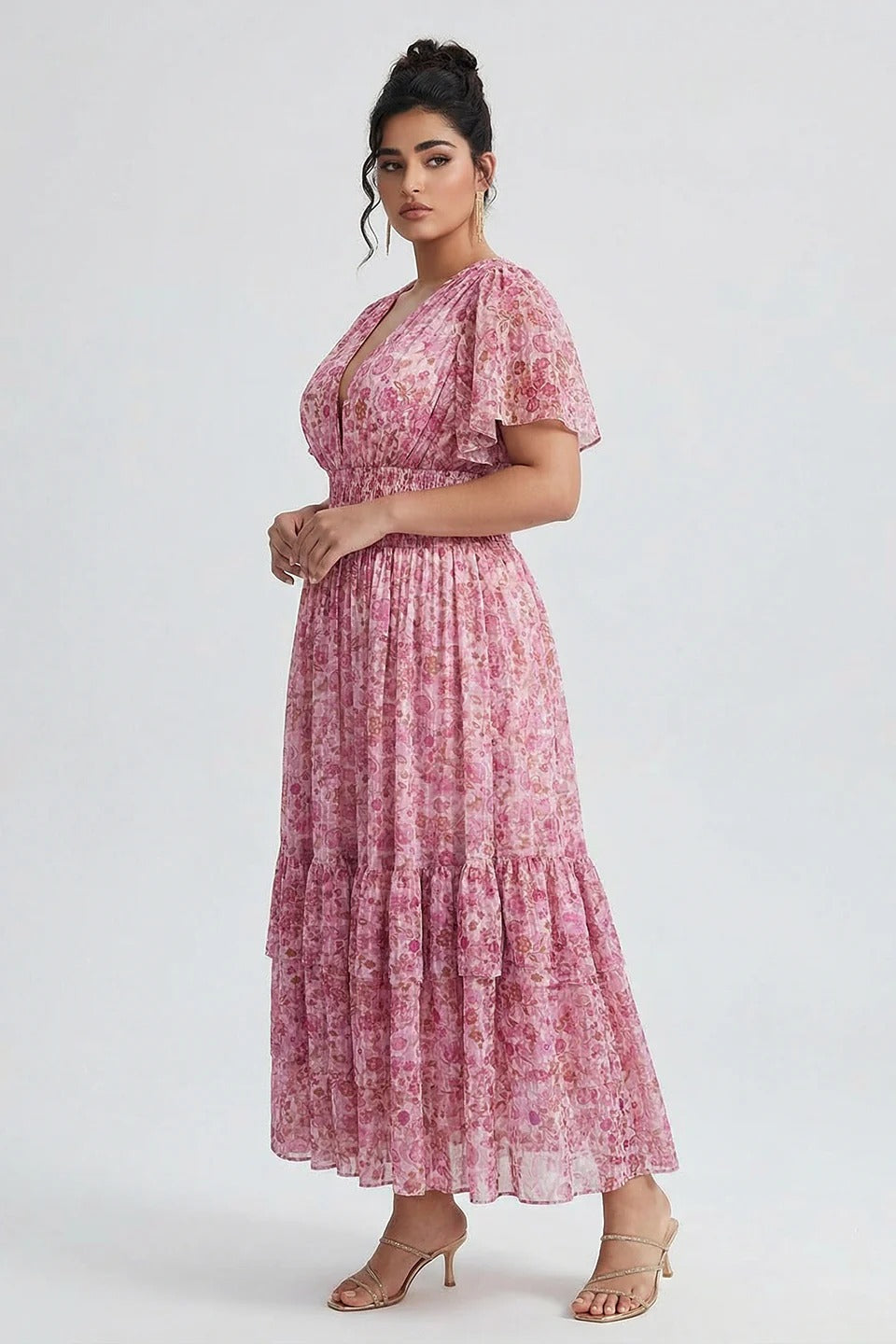 Abito lungo Plus Size con stampa floreale, vita arricciata e maniche a volant.