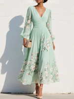 Cisella | Abito midi verde chiaro con scollo a V, in chiffon plissettato con motivo floreale