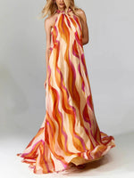 Elegante abito lungo con scollo all'americana e stampa a onde, con trecce.