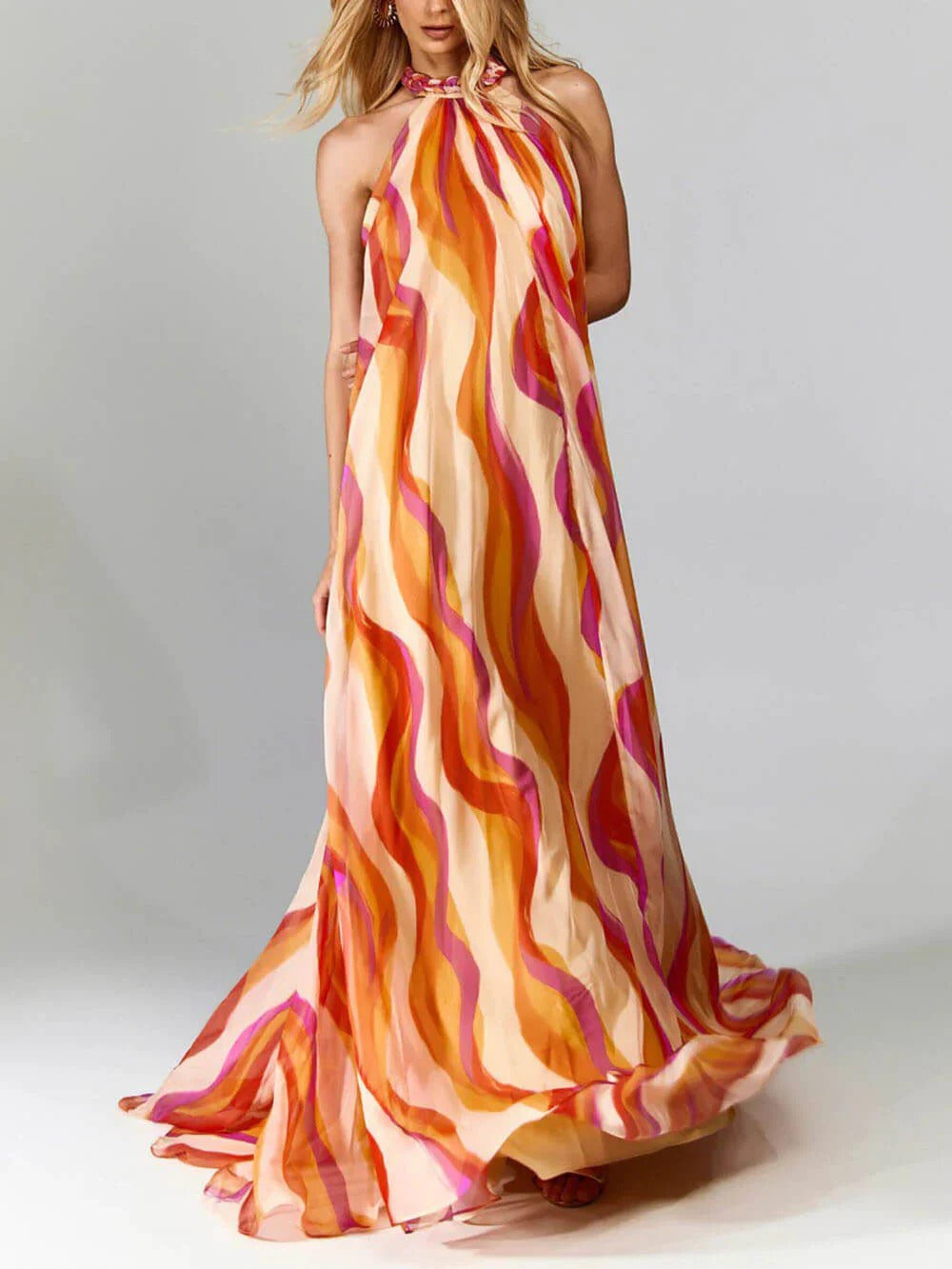 Elegante abito lungo con scollo all'americana e stampa a onde, con trecce.