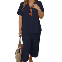 Completo da donna casual composto da top a maniche corte e pantaloni a gamba larga.
