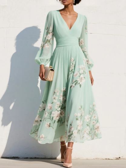 Cisella | Abito midi verde chiaro con scollo a V, in chiffon plissettato con motivo floreale