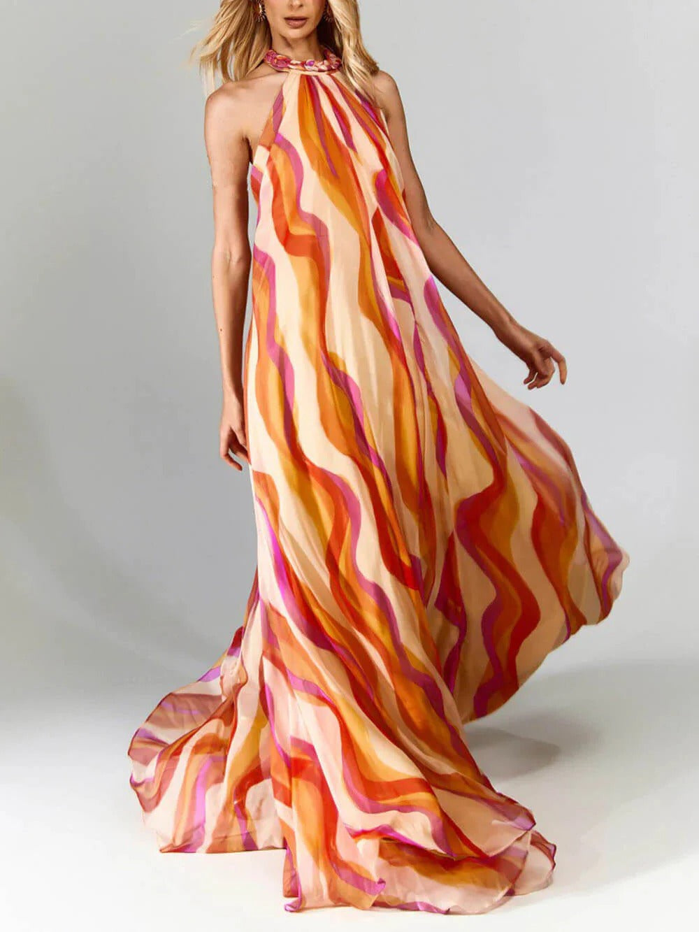 Elegante abito lungo con scollo all'americana e stampa a onde, con trecce.