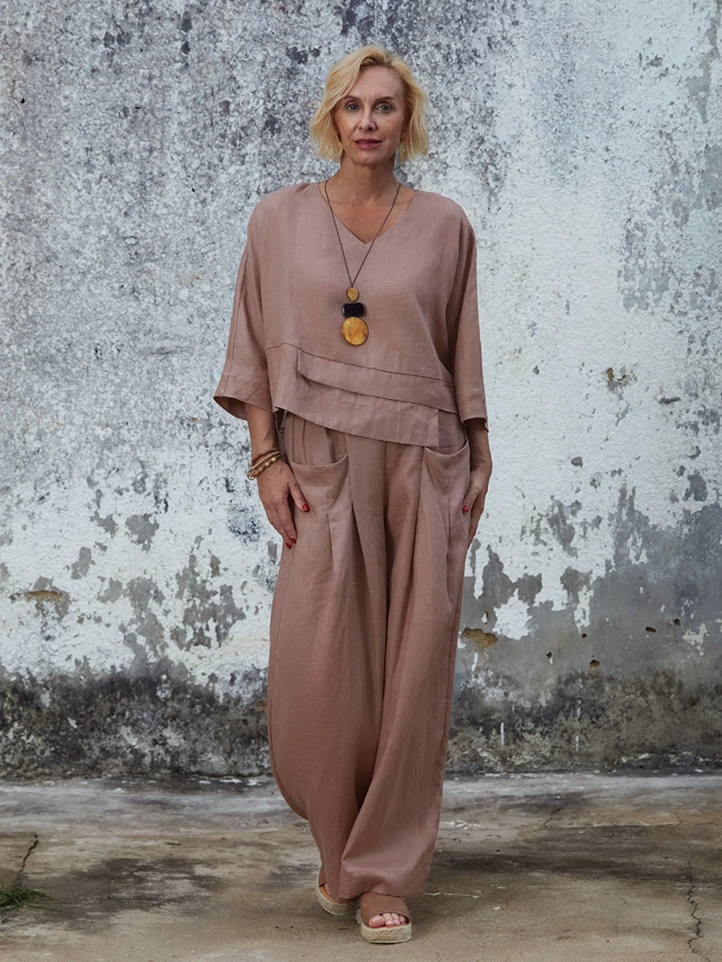 Completo da donna in lino con top asimmetrico e slip