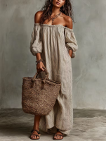 Abito lungo a maniche lunghe con spalle scoperte e righe beige, ideale per le vacanze.