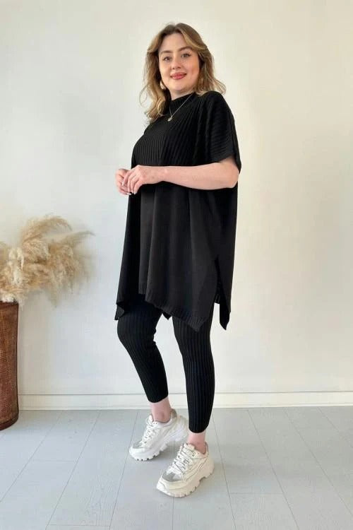Completo da donna a due pezzi in maglia elasticizzata (top + pantaloni).