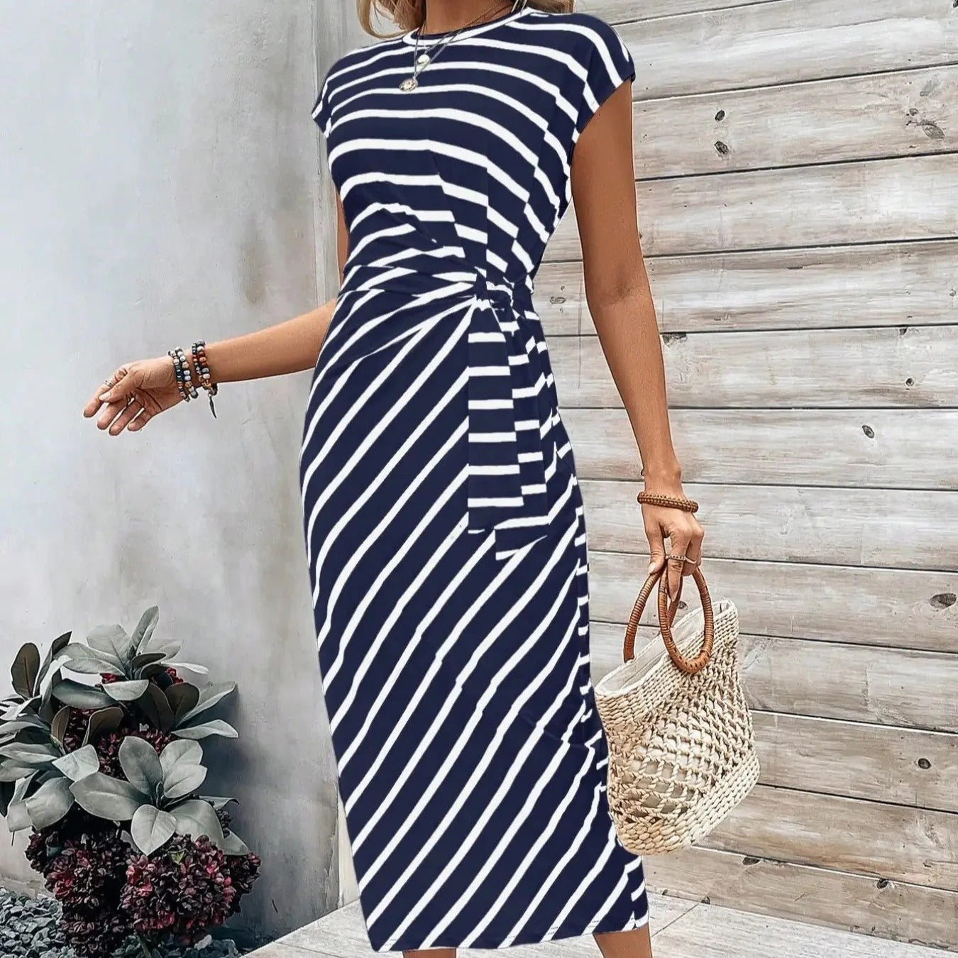 Elegante abito da donna con cintura in vita