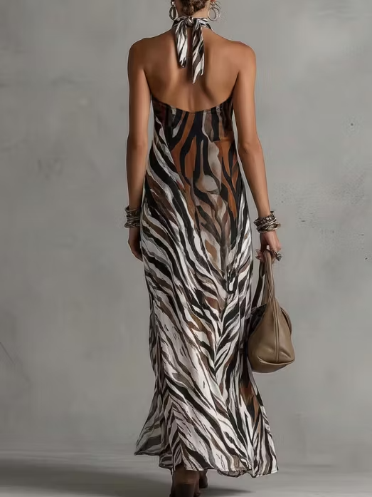 Elegante abito lungo con scollo all'americana e stampa animalier 🐆