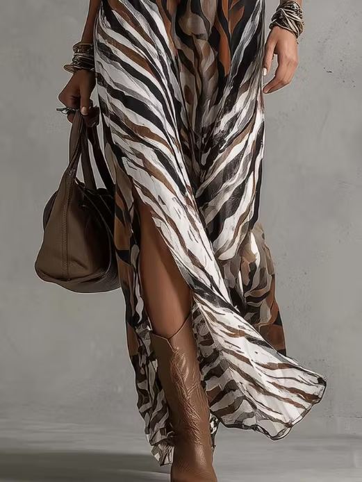 Elegante abito lungo con scollo all'americana e stampa animalier 🐆
