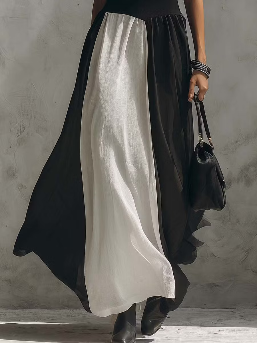 Abito lungo senza maniche in tulle di finto cotone e lino con blocchi di colore bianco e nero.