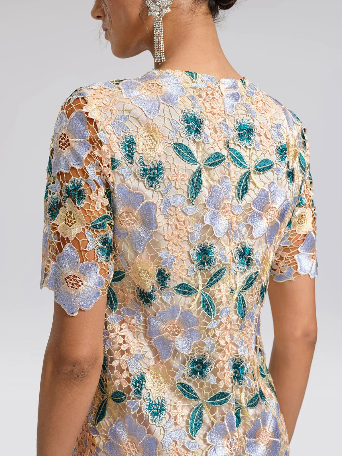 Abito in pizzo guipure con decorazioni floreali e a foglia.