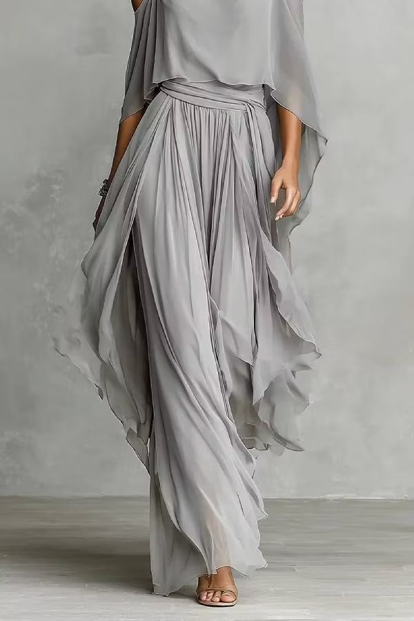 Completo grigio in chiffon composto da canotta svasata a spalle scoperte e pantaloni fluidi