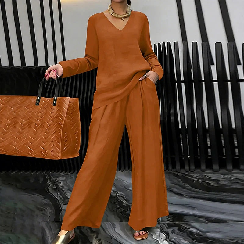 Completo da casa da donna con maglietta a V e pantaloni a gamba larga