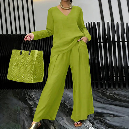 Completo da casa da donna con maglietta a V e pantaloni a gamba larga