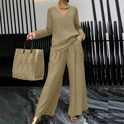Completo da casa da donna con maglietta a V e pantaloni a gamba larga