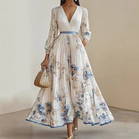 Elegante abito lungo plissettato con scollo a V e stampa floreale.