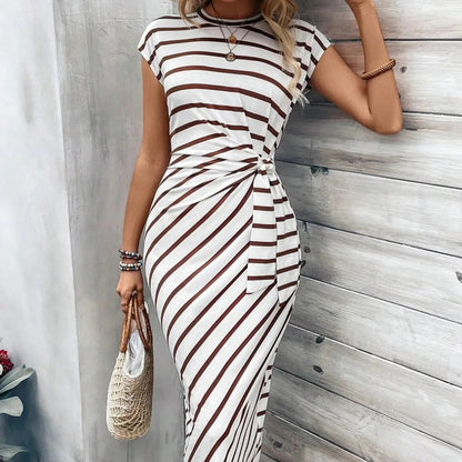 Elegante abito da donna con cintura in vita
