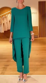 Coordinato composto da tunica a strati e pantaloni a gamba larga.