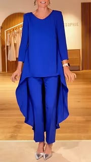 Coordinato composto da tunica a strati e pantaloni a gamba larga.