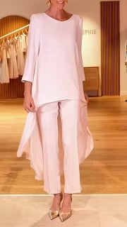 Coordinato composto da tunica a strati e pantaloni a gamba larga.